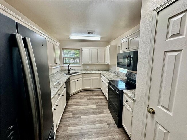 Building Photo - 14902 Dutchmans Dr