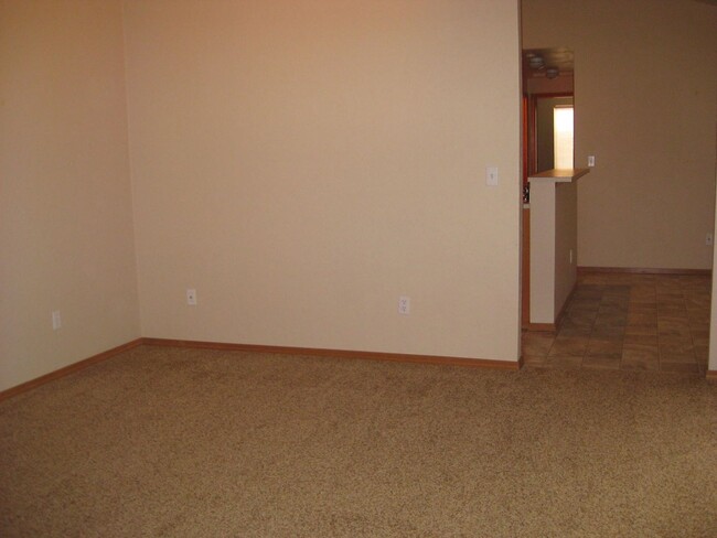 Building Photo - 2-Bedroom Duplex in Prime Corvallis Location!