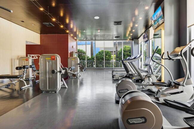 Building Photo - 2602 E Hallandale Beach Blvd
