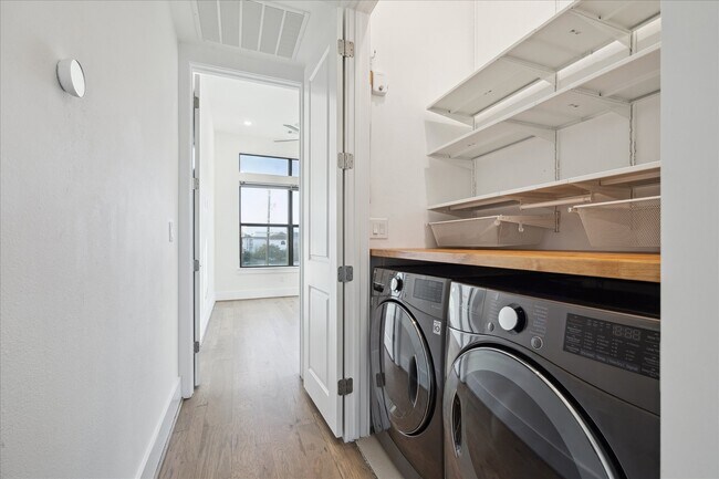 Building Photo - 2401 Crawford St