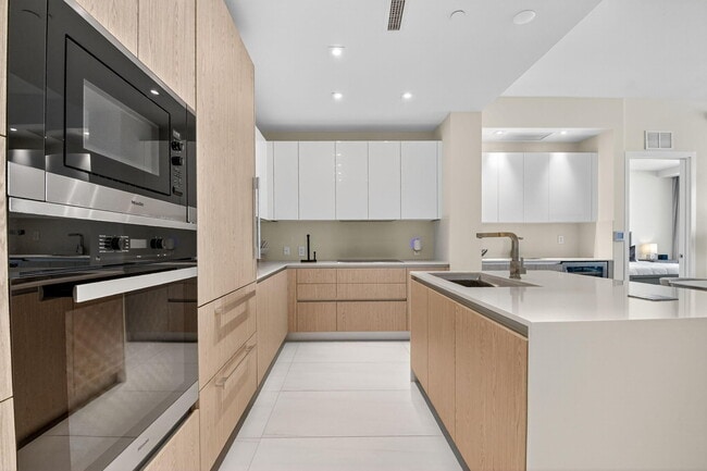 Building Photo - 3100 N Ocean Dr