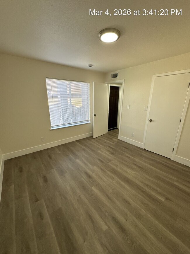 Building Photo - $500 OFF 1st Month Rent!! Upstairs Unit!!! Move in Ready!