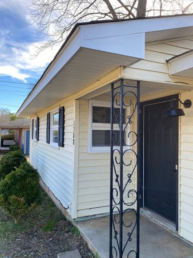 Building Photo - Charming 3 Bedroom House in Quite Neighborhood