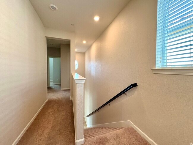 Building Photo - Beautiful 3 Bedroom, 2.5 Bathroom For Rent in West Roseville!