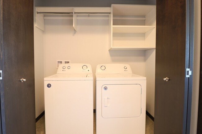 Building Photo - Amazing 4 Bedroom 3.5 Bathroom Townhome in Sioux Falls