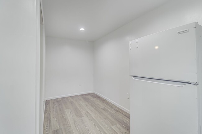 Building Photo - Remodeled 1 Bed with Private Yard & Parking – Don’t Miss This!
