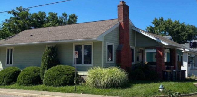 Building Photo - 3 bedroom, 2 bath bungalow, south of town!