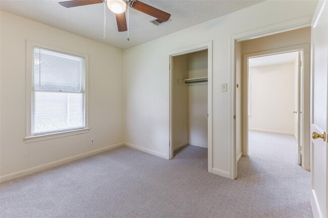 Building Photo - 1902 Pasadena Dr