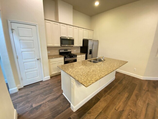 Building Photo - Walk to Historic Gruene / Fridge Included/ Gas Cooking / Fenced in Yard / CISD