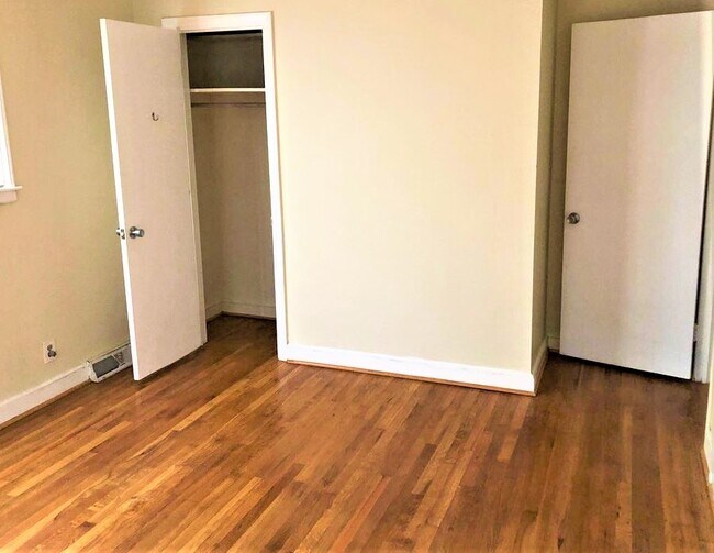 Building Photo - 2807 Holt Dr