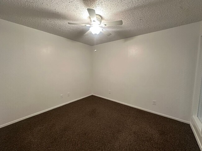 Building Photo - Charming 2-Bed Unit in Dallas! Community p...
