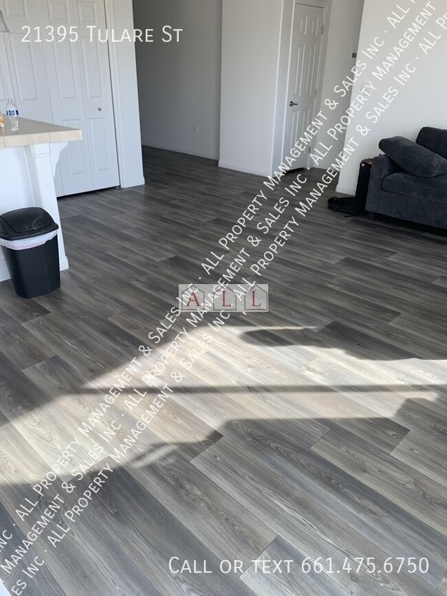 Building Photo - 21395 Tulare St