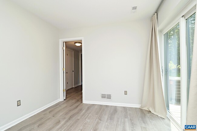 Building Photo - 573 Southampton Ct