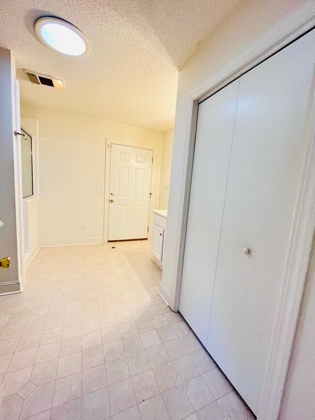 Building Photo - 2619 Crockett Dr