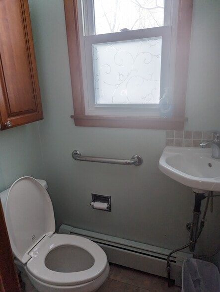 Building Photo - 212 Dewey St