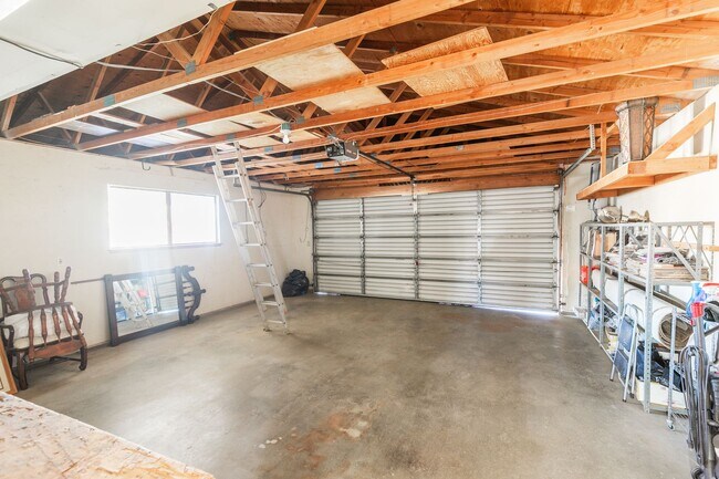 Building Photo - 3 bed, 2 bath home AVAILABLE NOW FOR RENT! $1,800/month.