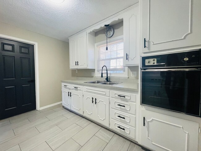 Building Photo - Stunning 3 Bedroom House with Deposit Alte...