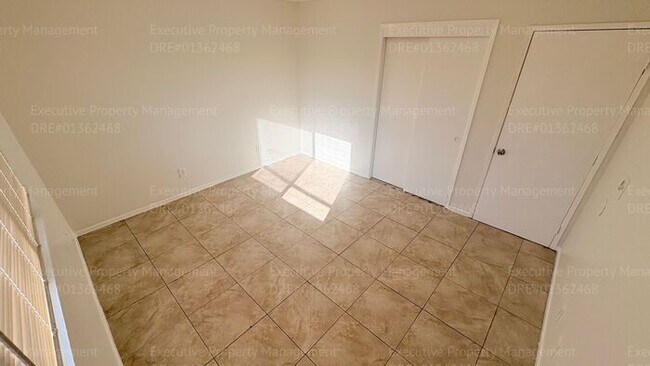 Building Photo - 2 bedroom 1.5 bathroom townhome near shopping centers and hospital! Located in the 93305 zip code...