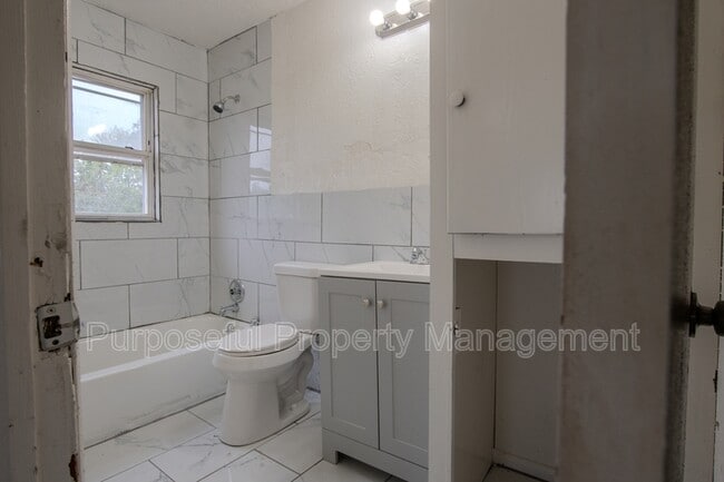 Building Photo - 3128 NE 15th St