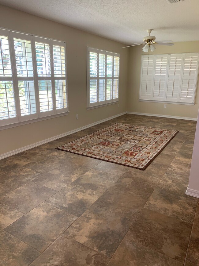 Building Photo - 9595 Villas Dr