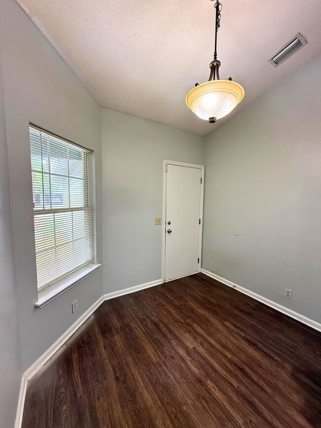 Building Photo - 4/2 with access to Community Amenities