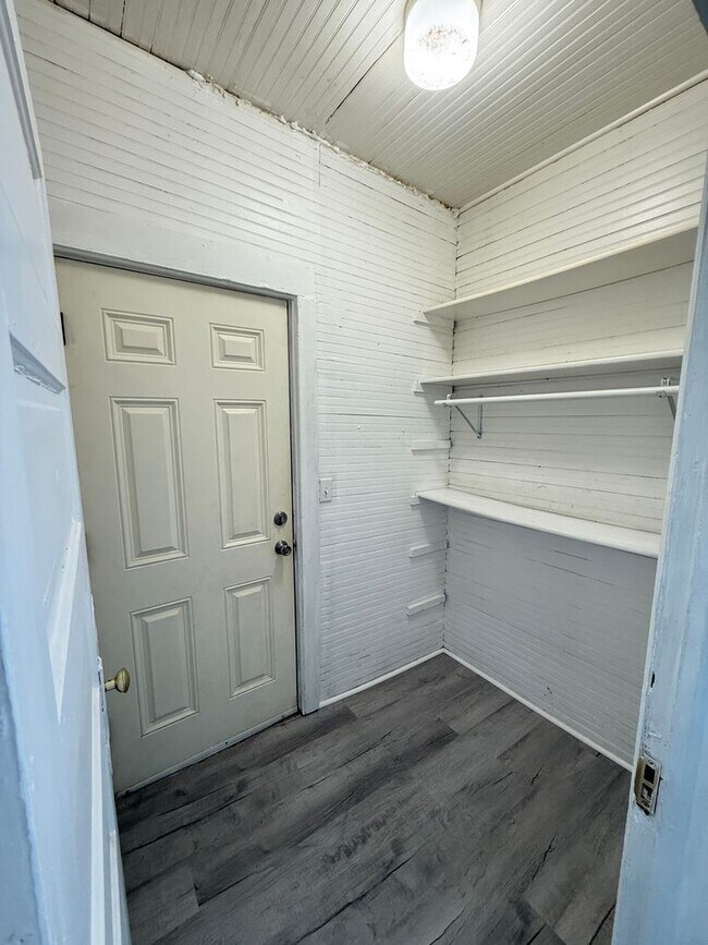 Building Photo - 408-410 Van Buren St