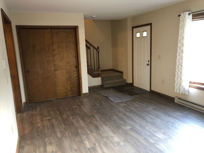 Building Photo - Newly Renovated Spacious 3 Bedroom Townhou...