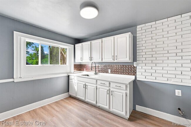 Building Photo - 15401 Littlefield St