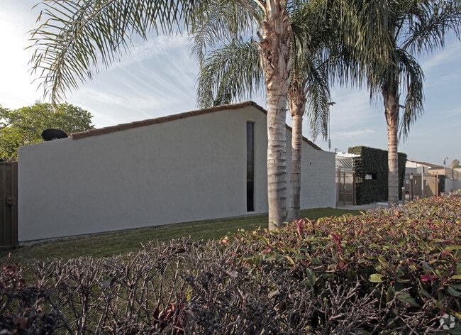 Primary Photo - 2204 E La Palma Ave
