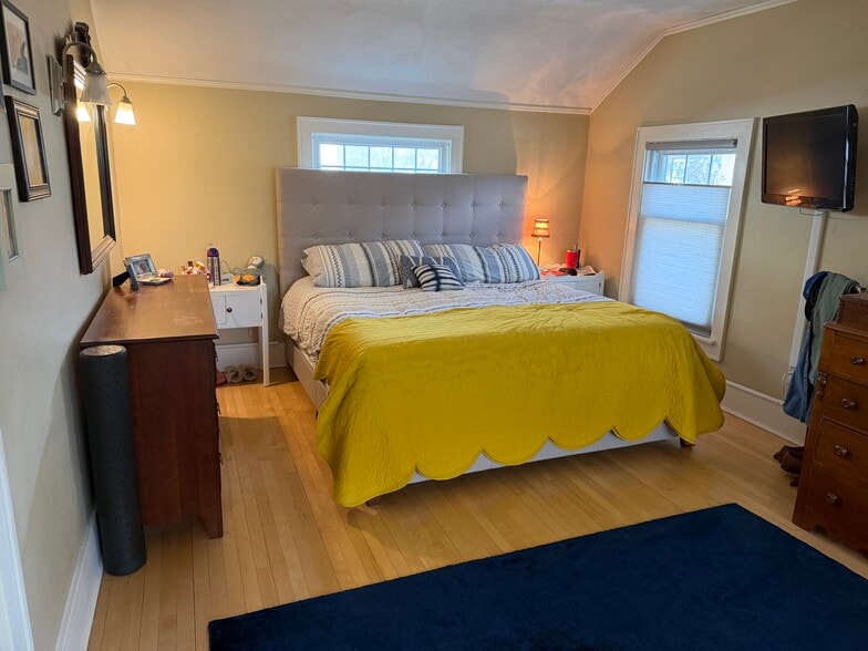 master bedroom 1 - 2220 E Jarvis St