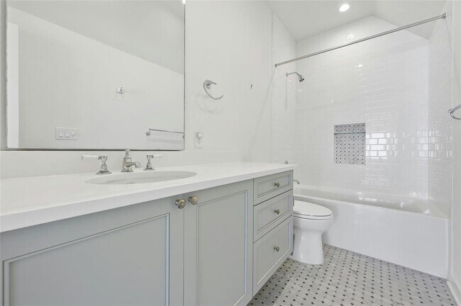 Building Photo - 2518 Sutherland St