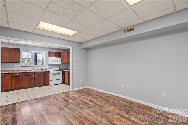 Building Photo - 300 E Gold St