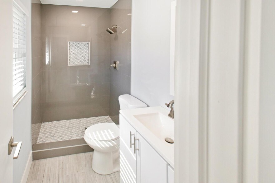 Building Photo - 9126 Roan Ln