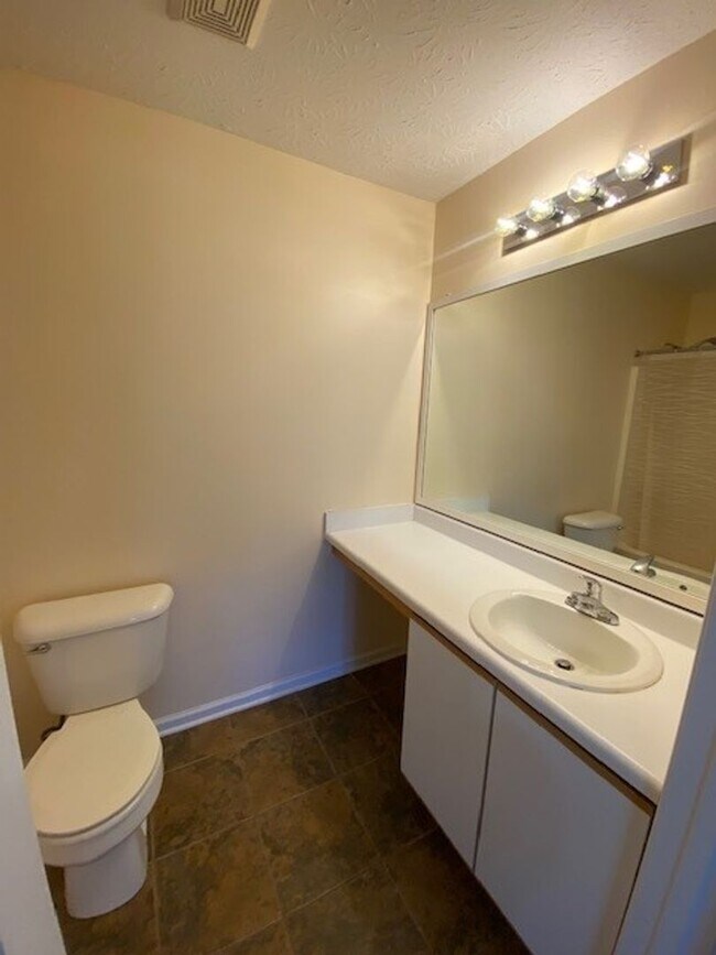 Building Photo - Stunning, pet friendly townhouse located i...