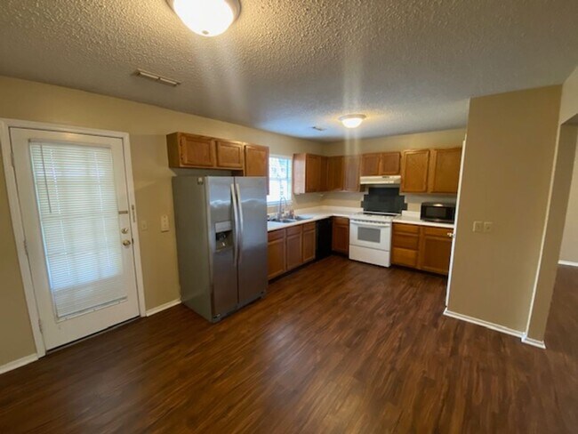 Building Photo - 320 E Evergreen Ln