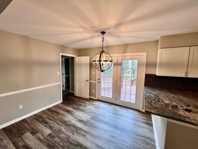 Building Photo - Colonial home with large yard