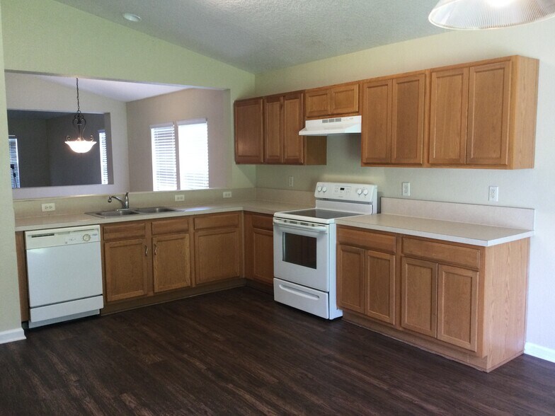Building Photo - 422 Bostwick Cir