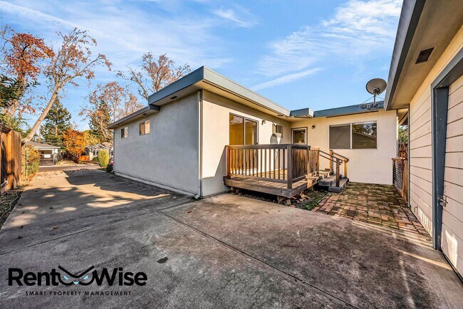 Building Photo - Present PM-Midtown Palo Alto Beauty-New Floors-Remodeled Bathrooms-Big Yard
