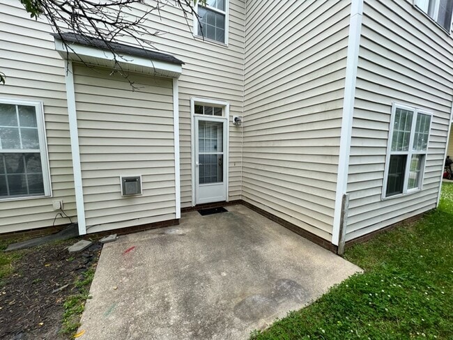 Building Photo - Large 3 bedroom home near downtown Raleigh!