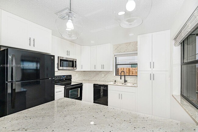 Building Photo - 15510 Gauntlet Hall Manor