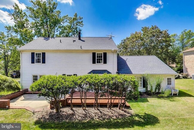 Building Photo - 1718 Crestview Dr