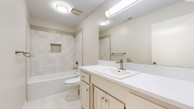Building Photo - 2 bed, 2 bath townhome in Meadow Springs