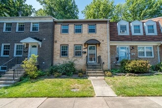 Building Photo - Location is Everything With This 3 Bed 3.5 Bath Townhouse in Hampton Court Community