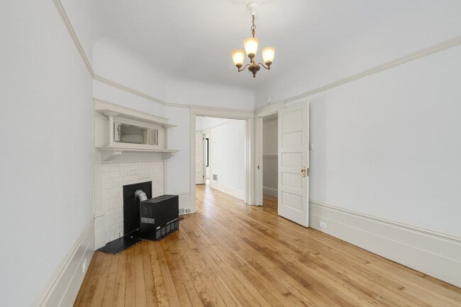 Building Photo - Large, pet friendly 2BR with hardwood floors and laundry in unit