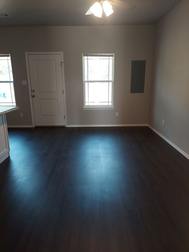 Building Photo - Beautiful 3 Bedroom Townhome in Alma!! *Move in Special*