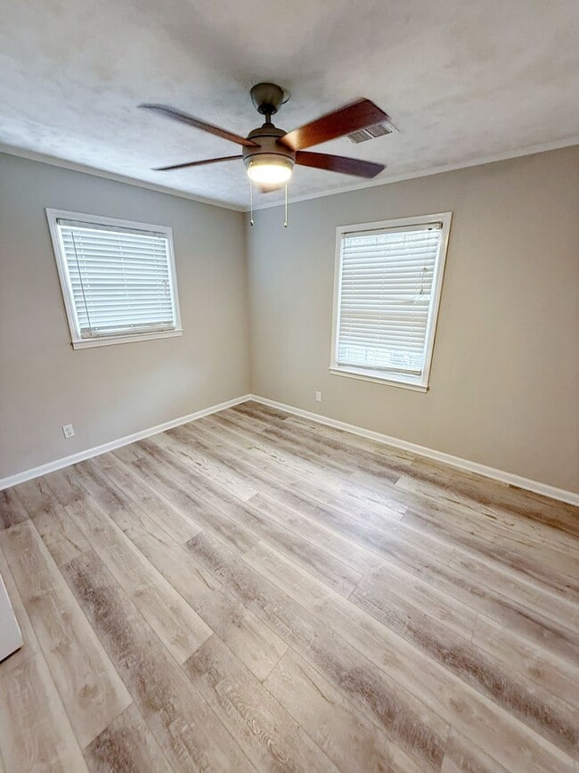 Building Photo - Cozy, Contemporary Living in a Quiet Community!