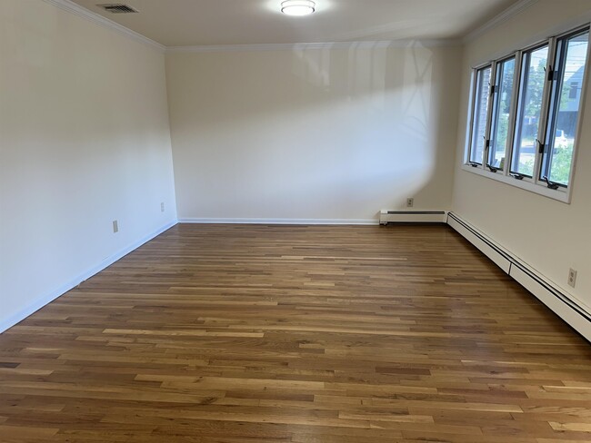 Building Photo - 407 Jane St