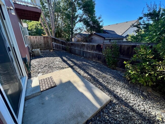 Building Photo - 2635 Parkwood Village Ln