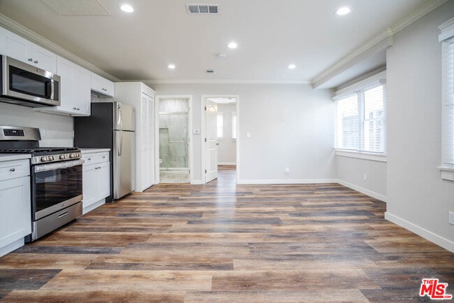 Building Photo - 1131 N Sierra Bonita Ave