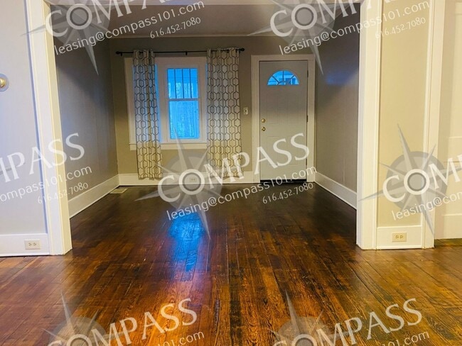 Building Photo - 711 Knapp St NE